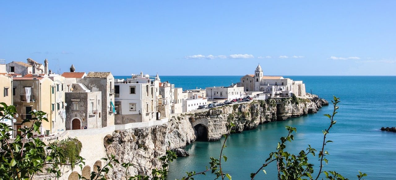 Paesaggio della Puglia con case bianche sulla scogliera